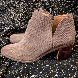 Lucky Brand Picla taupe Chevron Suede Ankle Boots, booties size 10, excellent